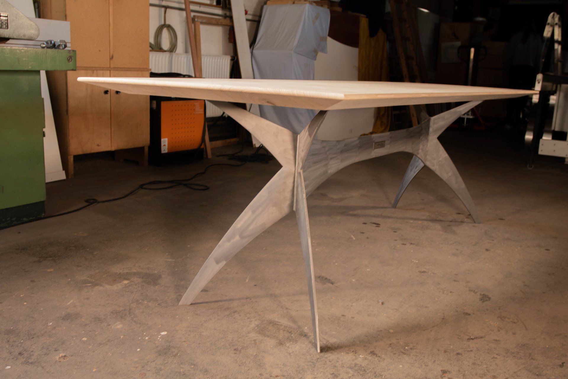 Der HEINISCH - Sterntisch, Tisch, Thementisch, HEINISCH Table, table frame, Stern, luxury, Möbelmanufaktur, Heinisch Manufactory, modern design, Tabletop, Tischplatte, ash, Esche