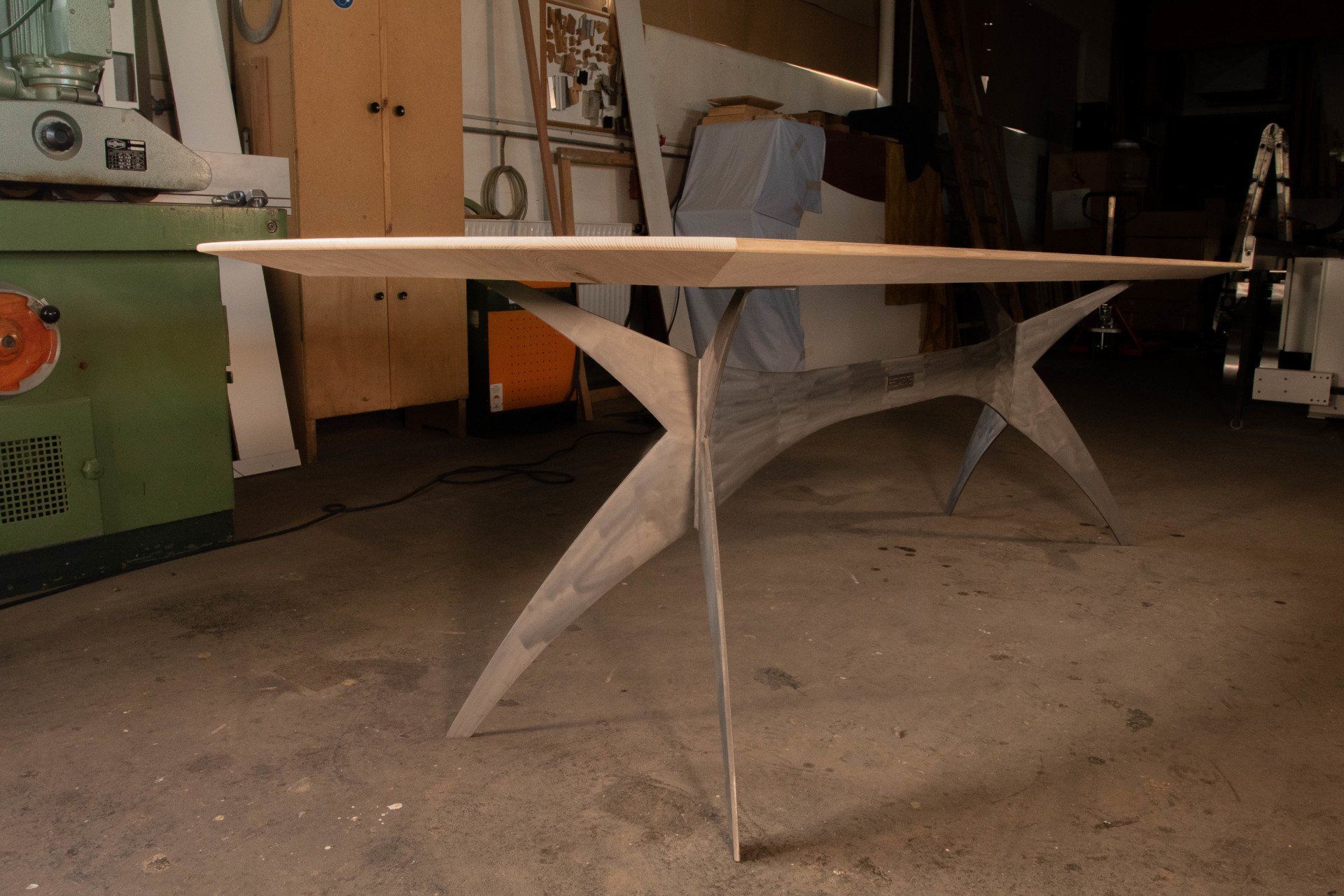 Der HEINISCH - Sterntisch, Tisch, Thementisch, HEINISCH Table, table frame, Stern, luxury, Möbelmanufaktur, Heinisch Manufactory, modern design, Tabletop, Tischplatte, ash, Esche