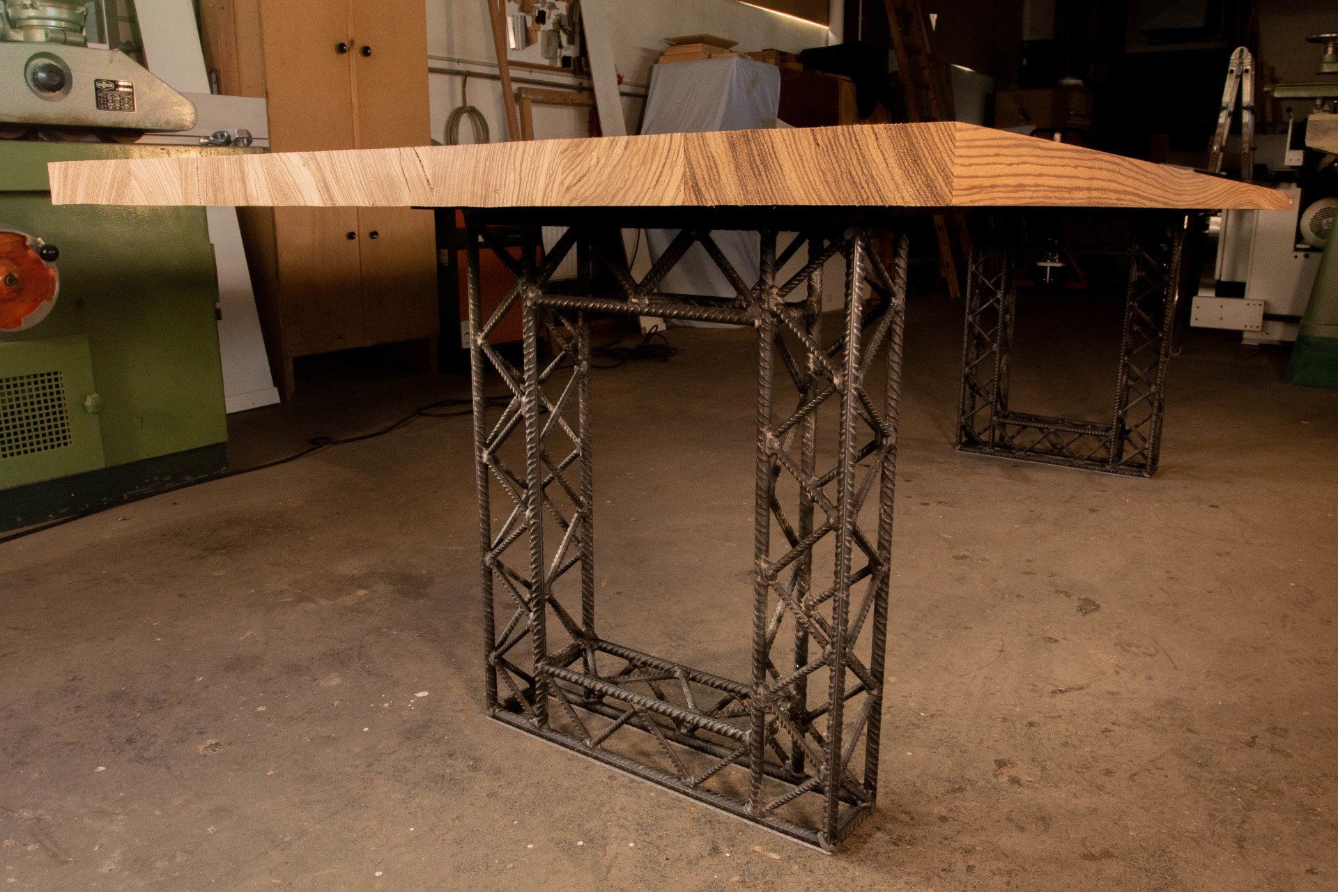 Der HEINISCH - Zebranotisch, Tisch, Thementisch,  HEINISCH Table, table frame, Zebranoholz, luxury, Möbelmanufaktur, Heinisch Manufactory, modern design, Tabletop, Tischplatte,  Zebrano