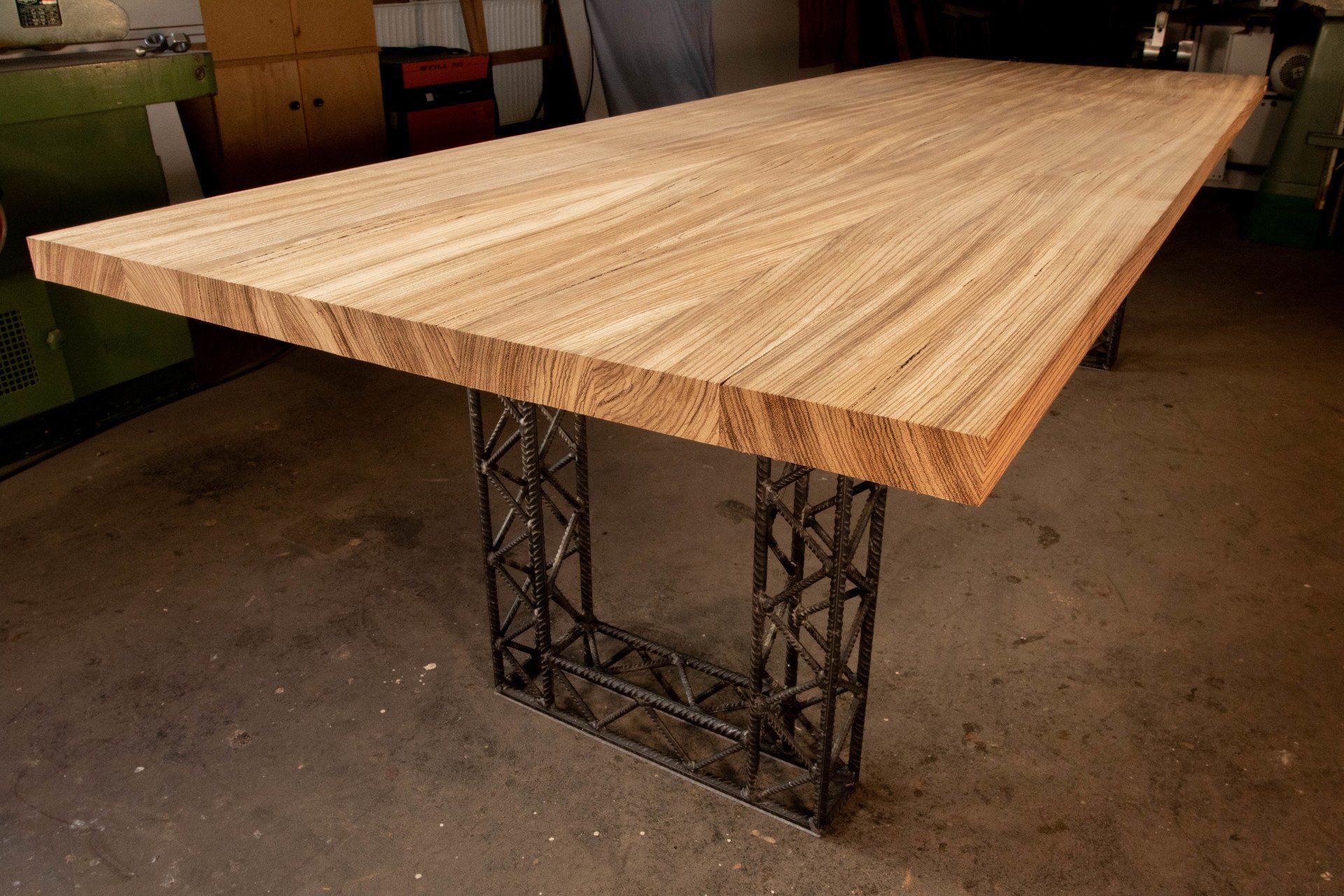 Der HEINISCH - Zebranotisch, Tisch, Thementisch,  HEINISCH Table, table frame, Zebranoholz, luxury, Möbelmanufaktur, Heinisch Manufactory, modern design, Tabletop, Tischplatte,  Zebrano