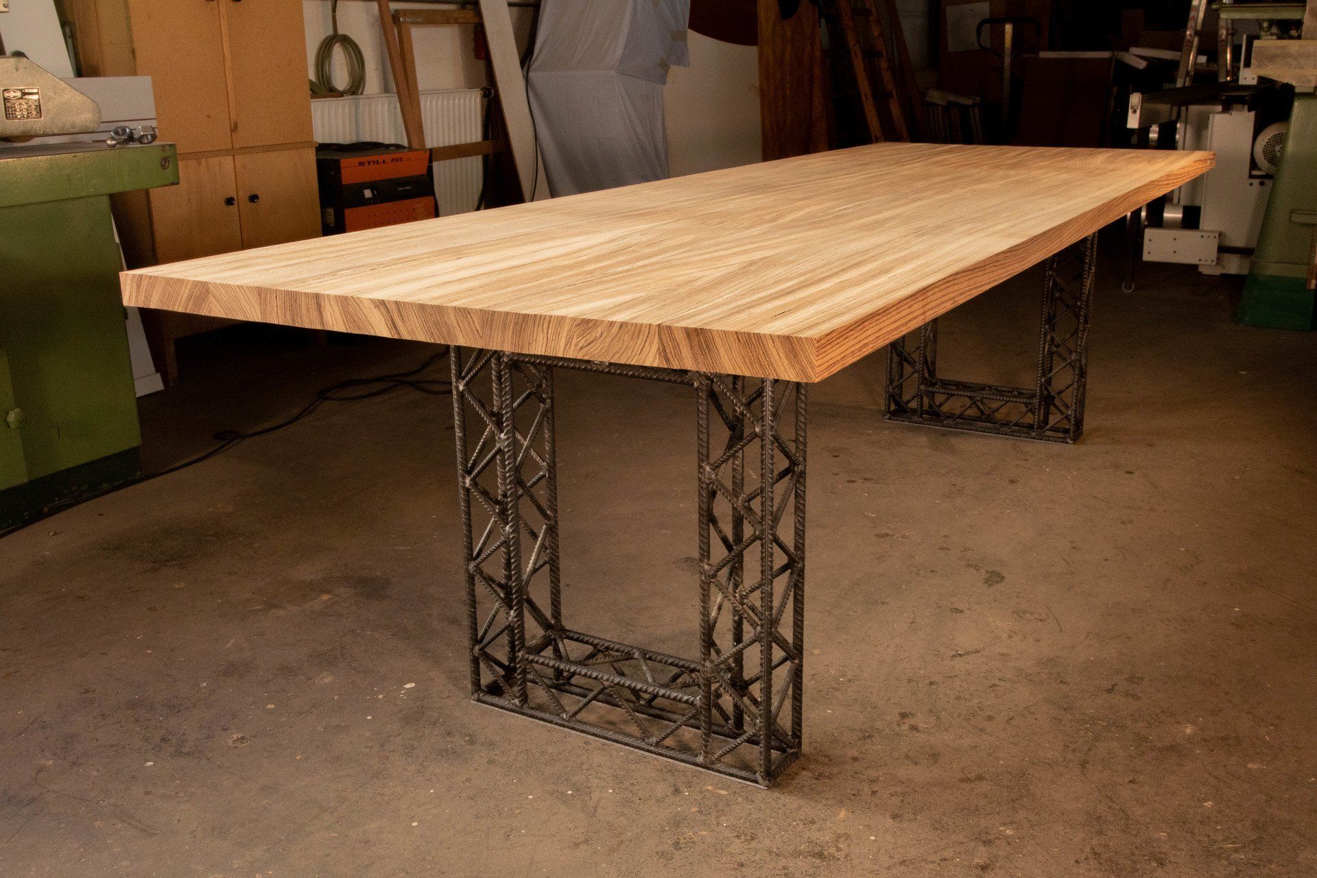Der HEINISCH - Zebranotisch, Tisch, Thementisch,  HEINISCH Table, table frame, Zebranoholz, luxury, Möbelmanufaktur, Heinisch Manufactory, modern design, Tabletop, Tischplatte,  Zebrano