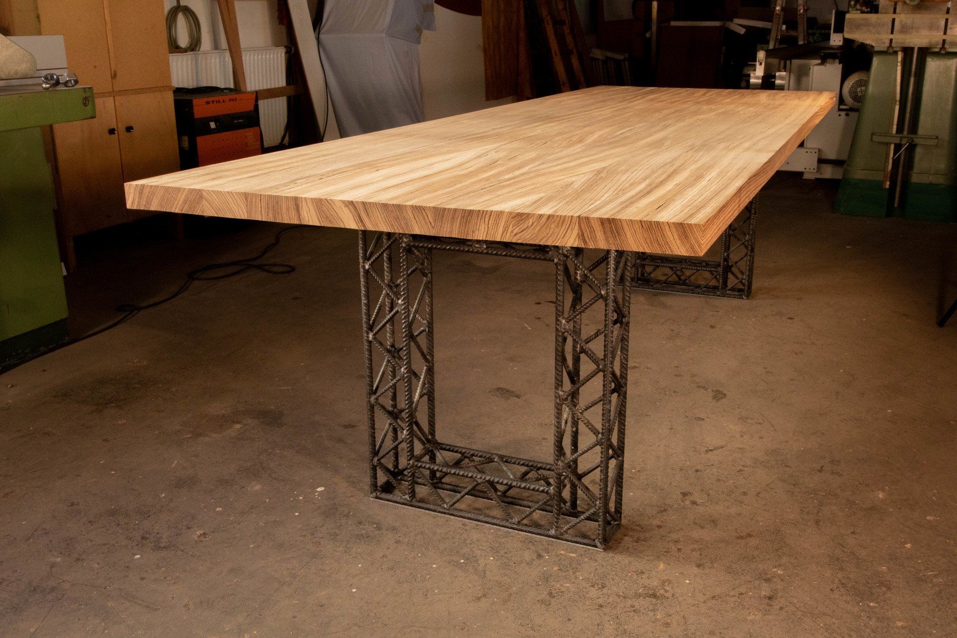 Der HEINISCH - Zebranotisch, Tisch, Thementisch,  HEINISCH Table, table frame, Zebranoholz, luxury, Möbelmanufaktur, Heinisch Manufactory, modern design, Tabletop, Tischplatte,  Zebrano