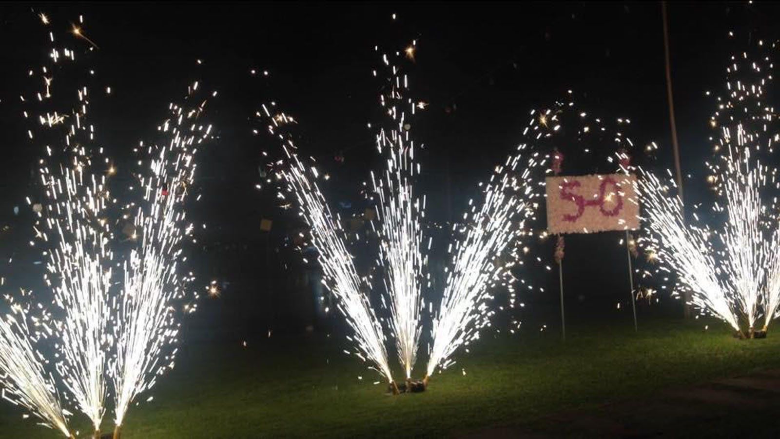 Fontane di fuochi d'artificio con un cartello con la scritta