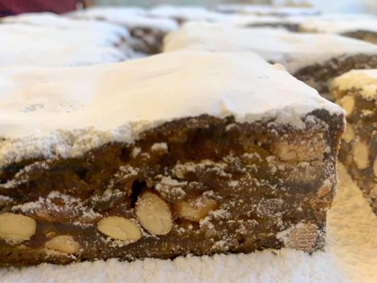 dolce tipico con mandorle