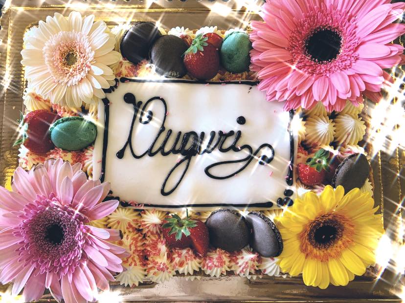 torta di compleanno con fiori di zucchero