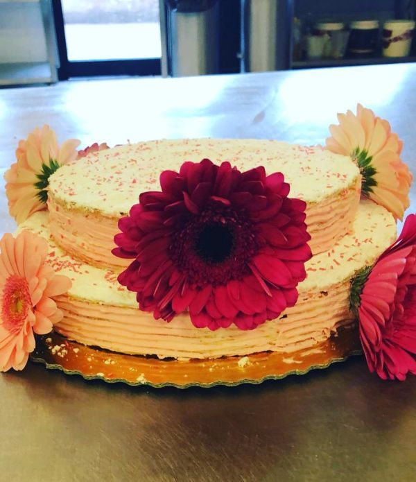 torta con fiori di zucchero