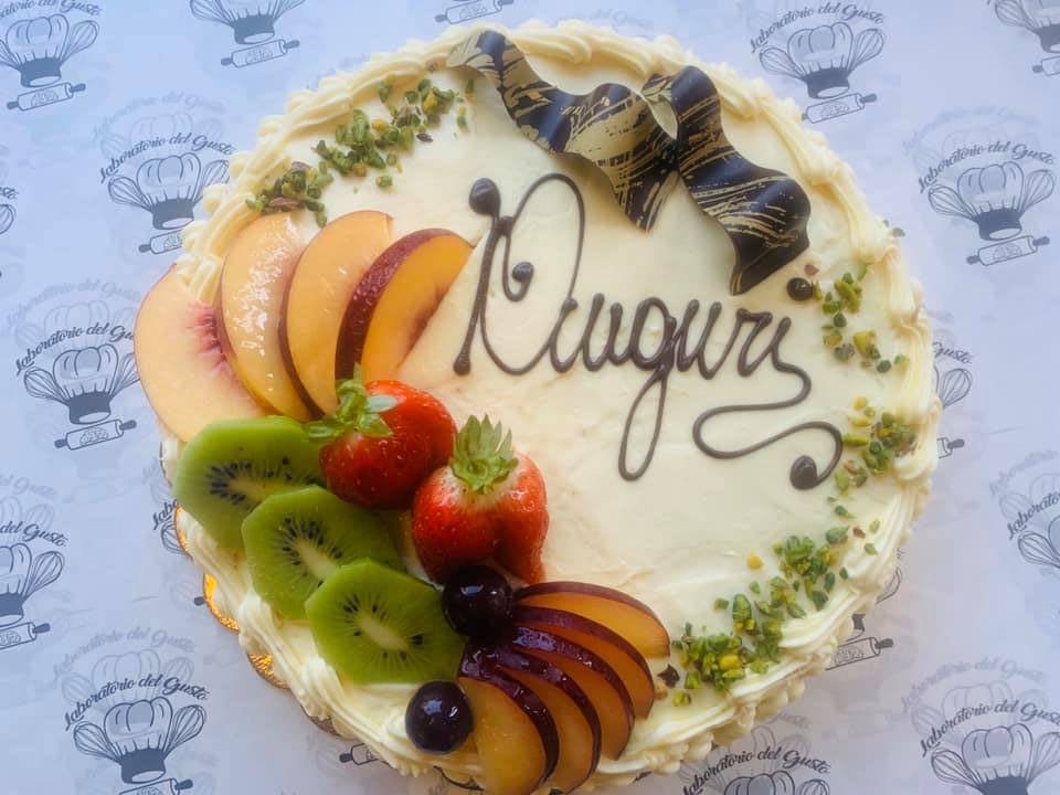 torta di compleanno con frutta fresca