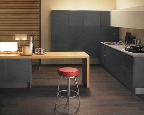una cucina moderna con isola