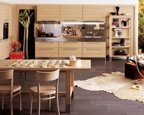 una cucina, un tavolo e delle sedie in legno chiaro