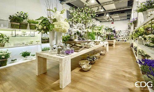 Tavola con diversi accordi floreali per tutte le occasioni