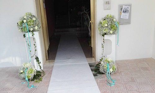 Originale pedane con bouquets di fiori verso il basso e top