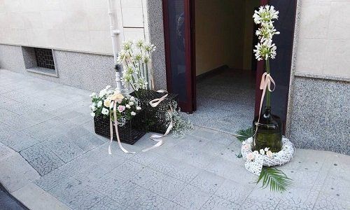 Originale composizione in bianco per l'ingresso della casa