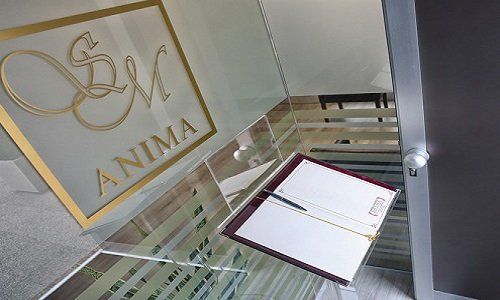 Tripode con il libro di ditte all'ingresso