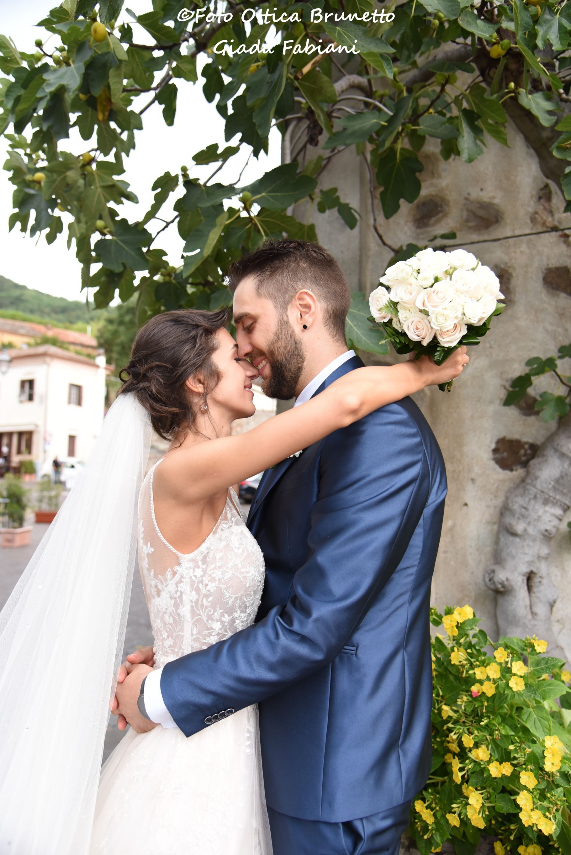 sposi abbracciati dopo la celebrazione
