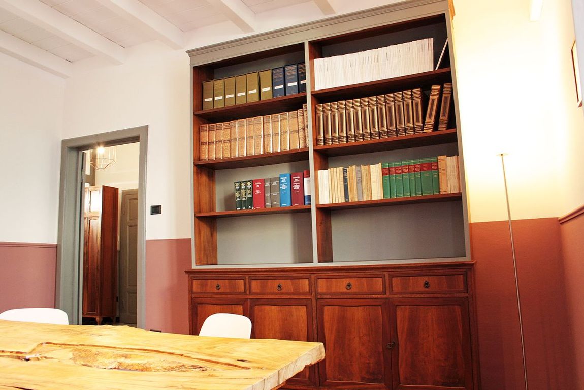 Libreria con esposizione di testi di diritto civile e tributario