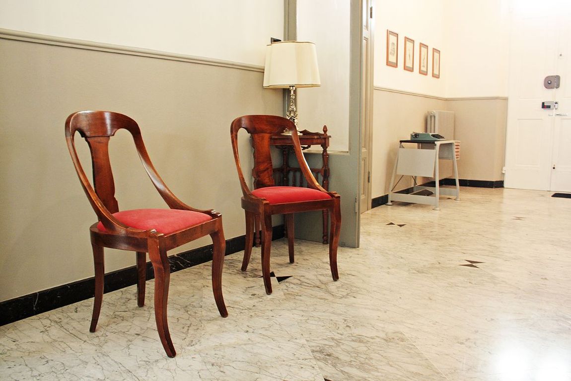 Confortevole sala d'attesa dello studio legale