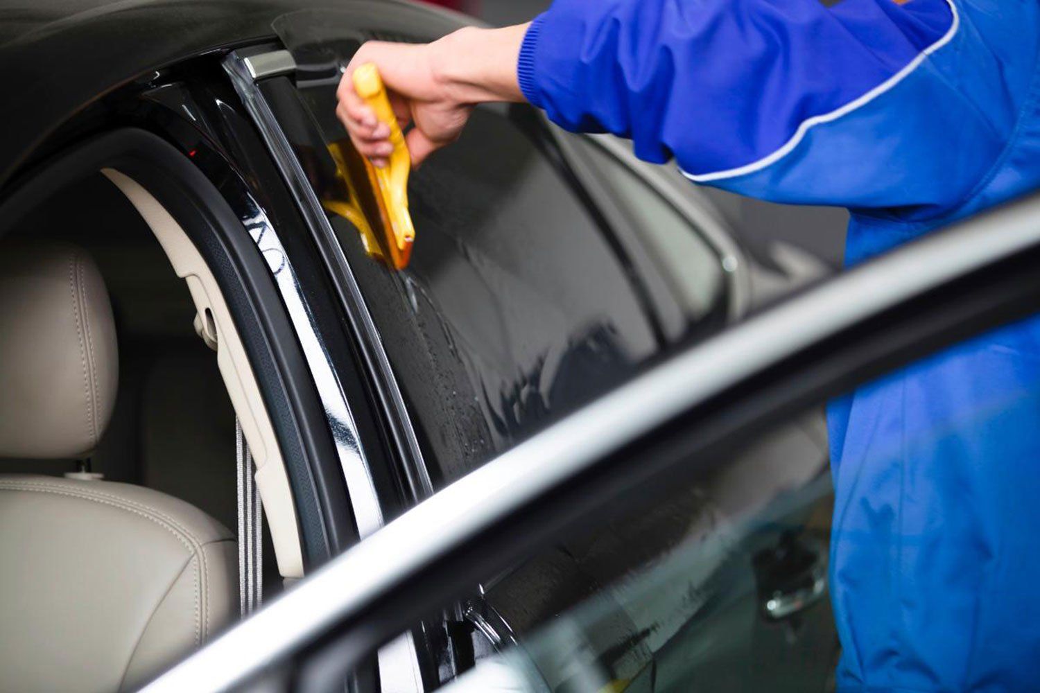 applicazione pellicola oscurante su vetro auto
