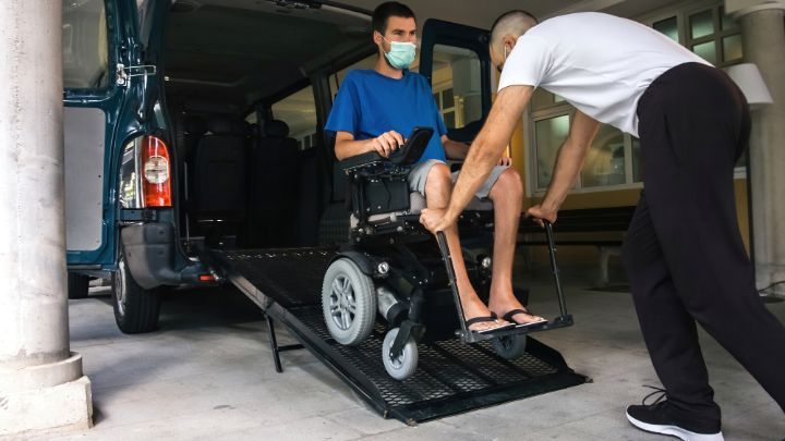pedana per la salite e discesa di passeggeri in carrozzina