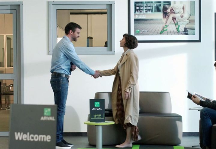 cliente mentre stringe la mano a consulente Arval