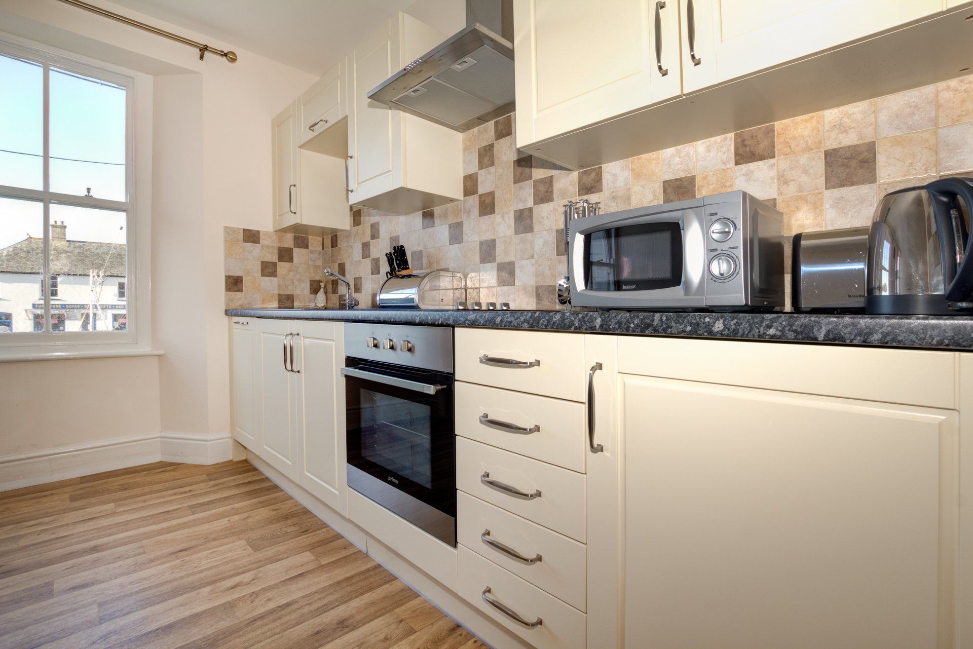 fully fitted kitchen