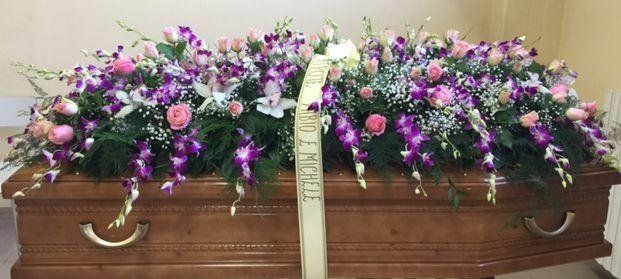 corona floreale su carro funebre