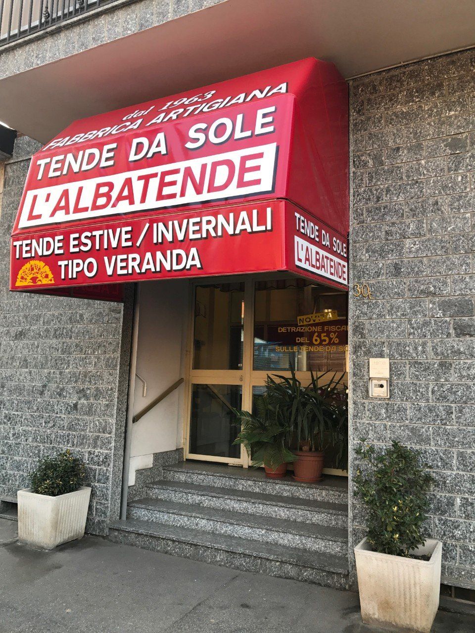 L'ingresso del negozio con tenda capot