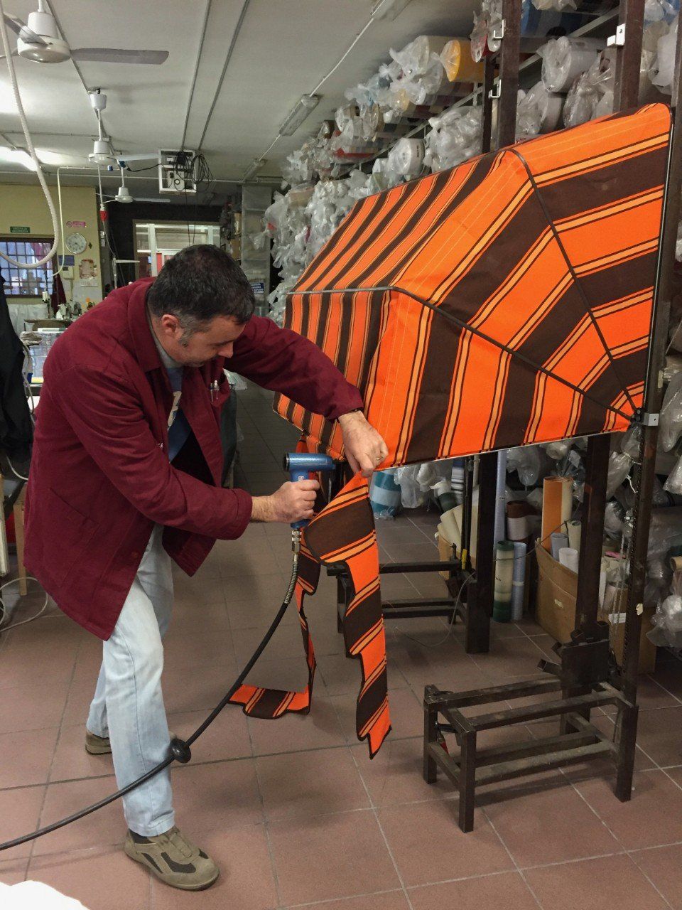 Operaio durante la realizzazione di una tenda da esterni