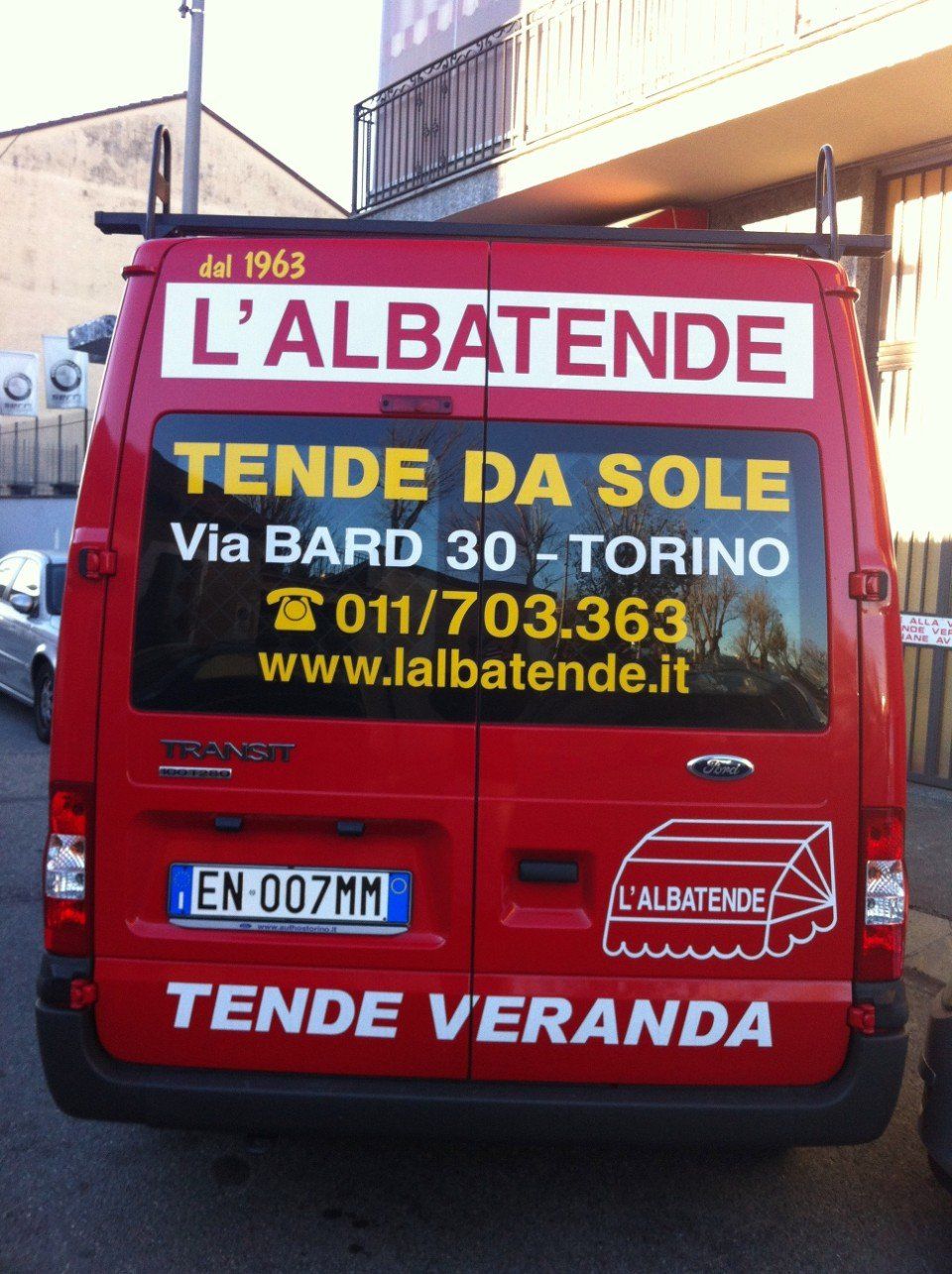 Retro del furgoncino dell'azienda produttrice di tende da sole L'Albatende