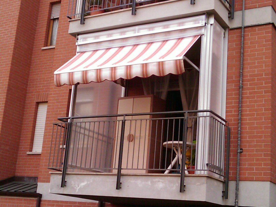 Veranda con tende da sole.