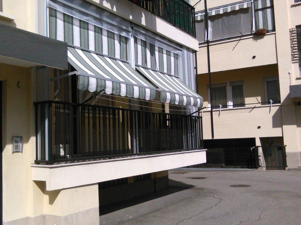 Installazione tende da veranda.