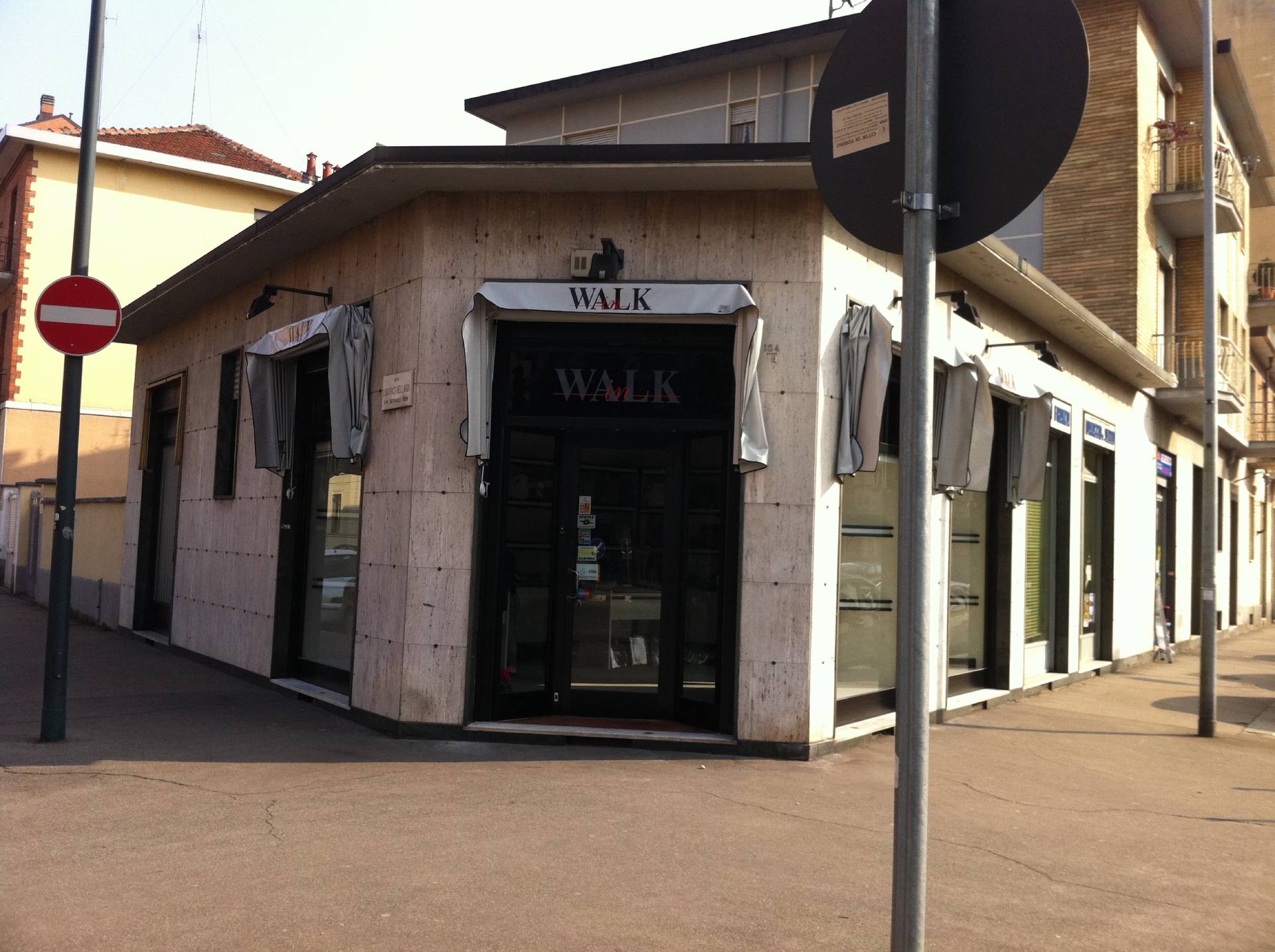 Un edificio all'angolo con la scritta 