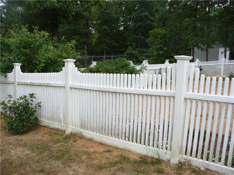 white vinyal picket fence