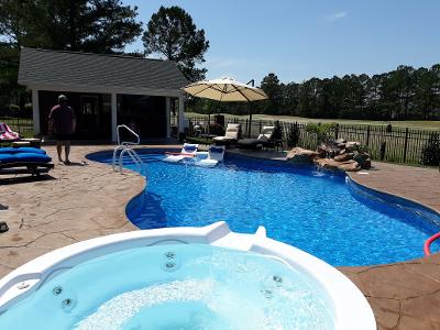 jacuzzi off side of pool