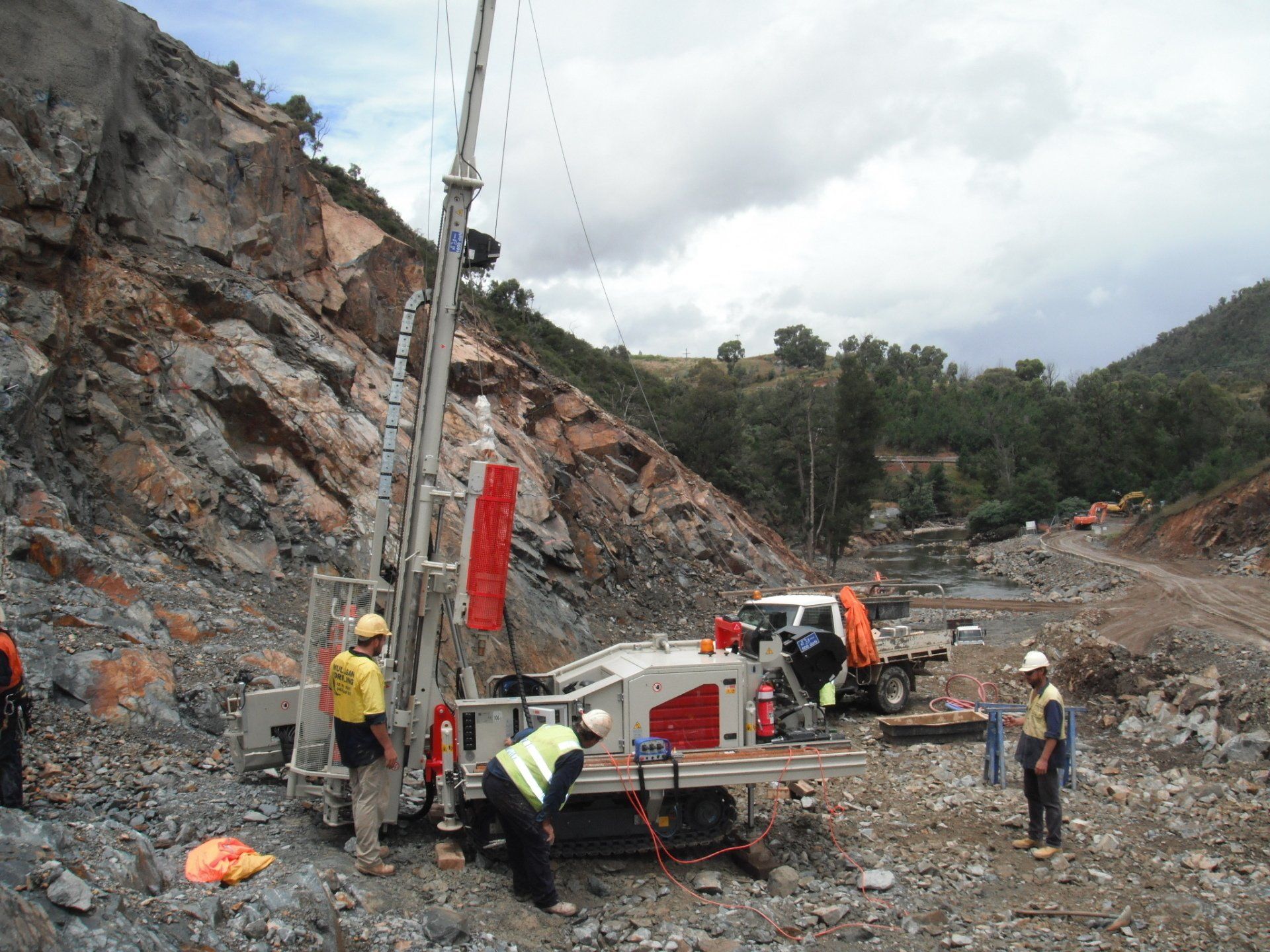 Cotter Dam, tracked drill rig, Comacchio MC405