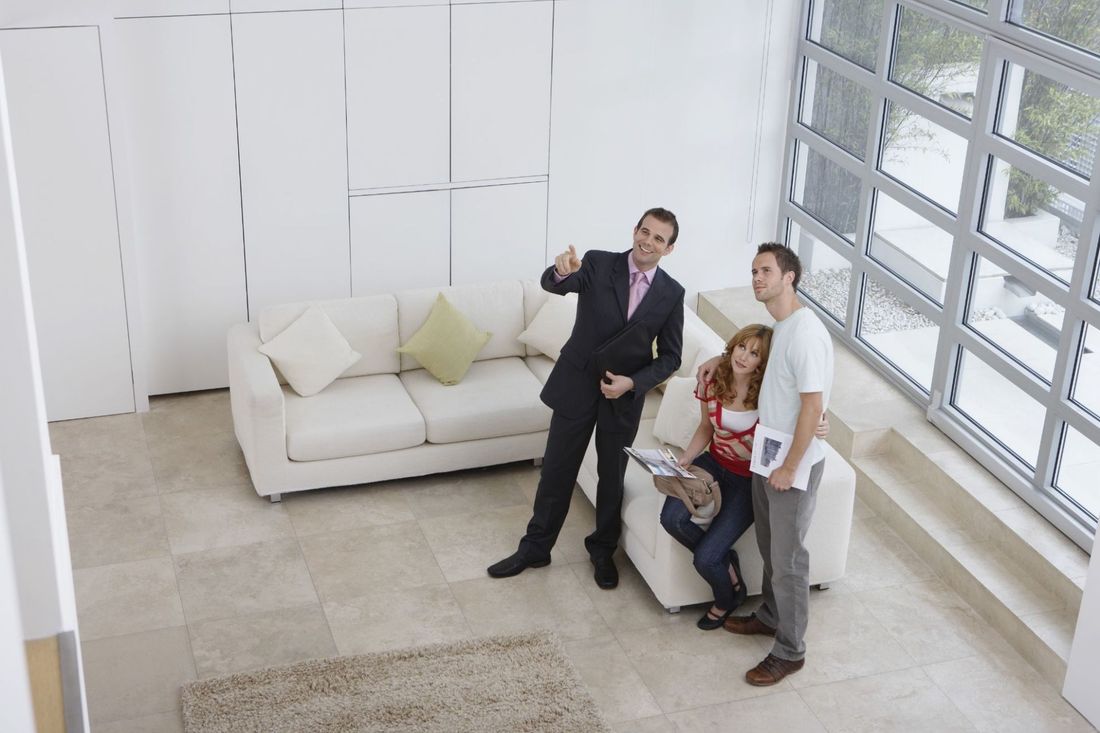 Agente immobiliare illustra le caratteristiche di un appartamento