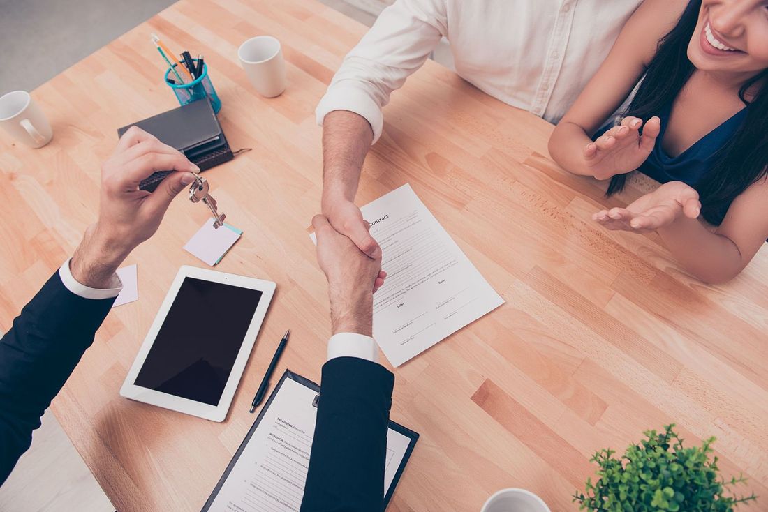 Firma di un contratto di locazione