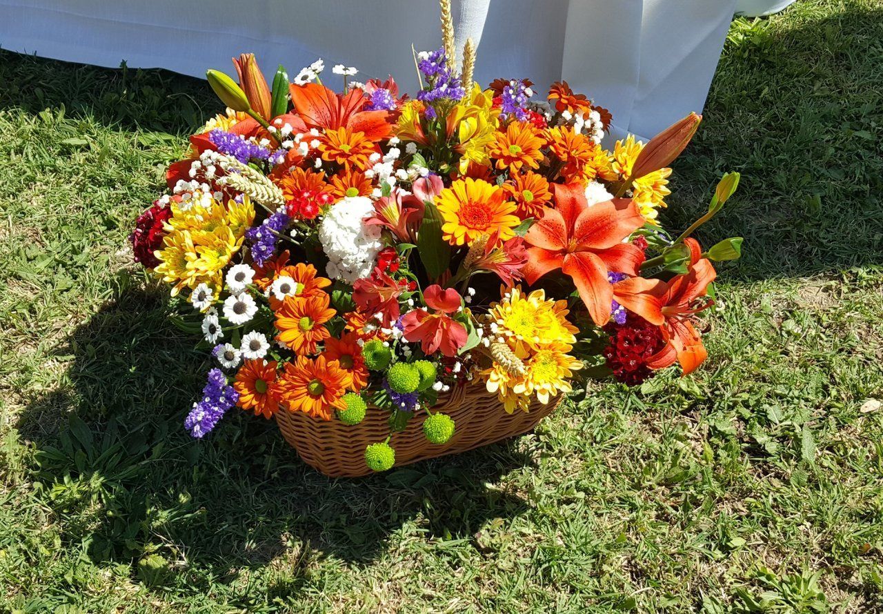 cestino di fiori freschi