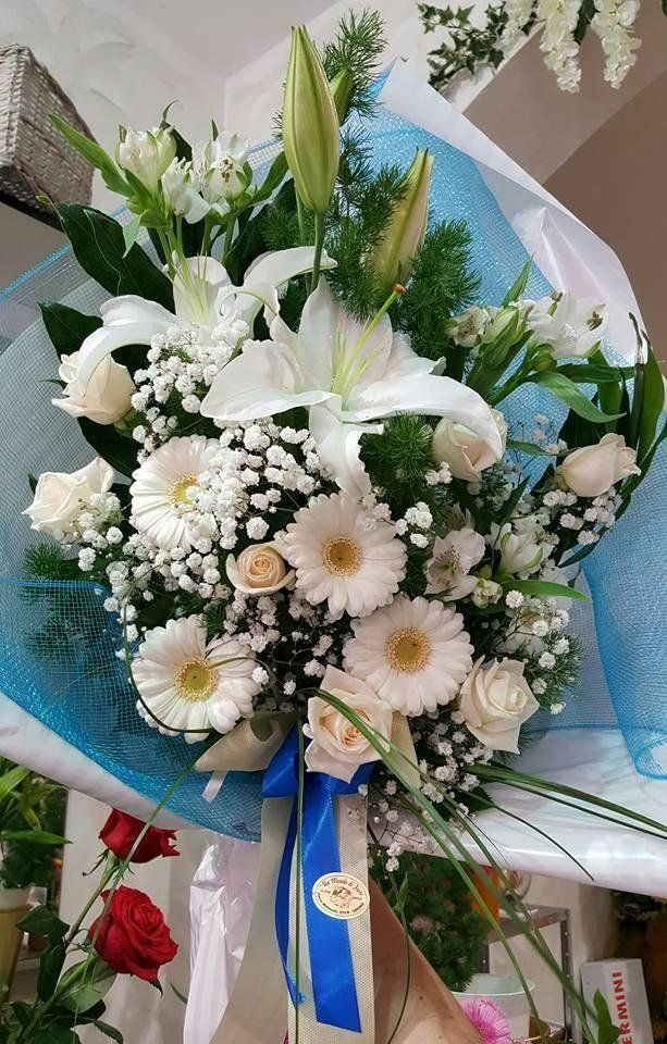 mazzo di lilium e gerbere bianchi