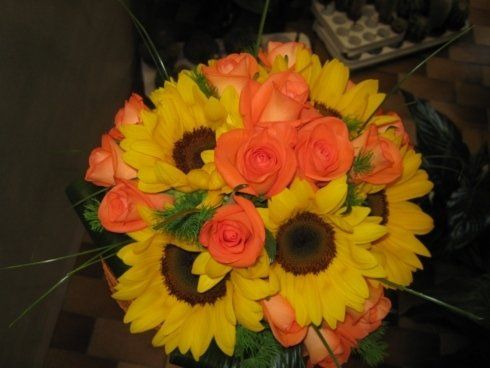 mazzo di girasoli e rose arancioni