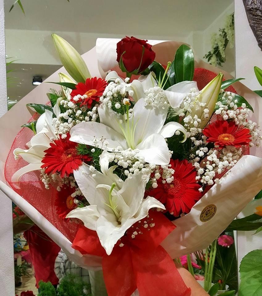 mazzo di lilium e rose rosse