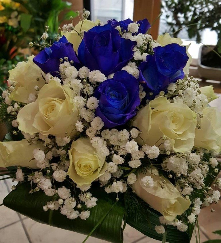 mazzo di rose bianche e viola