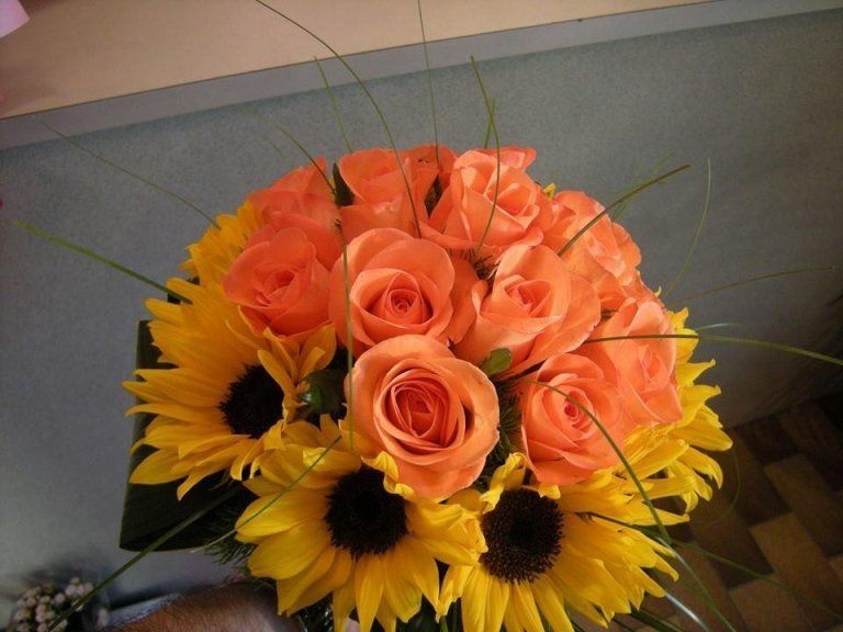 bouquet di girasoli e rose aracioni