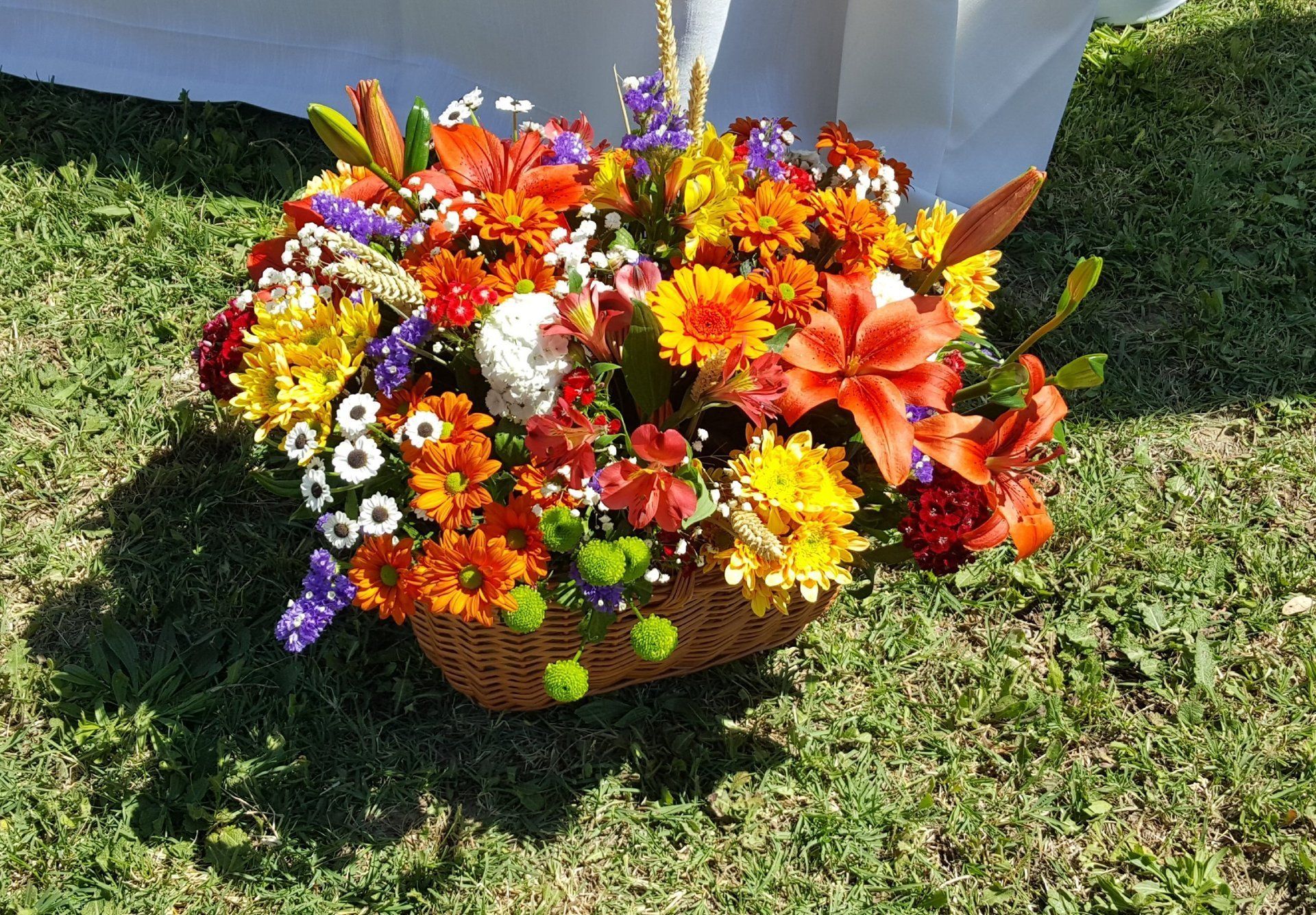 cesto di fiori primaverili