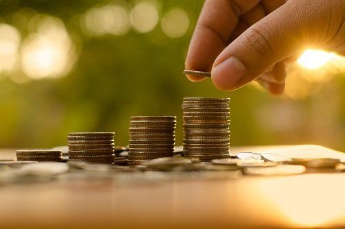 Pile di monete di diversa altezza