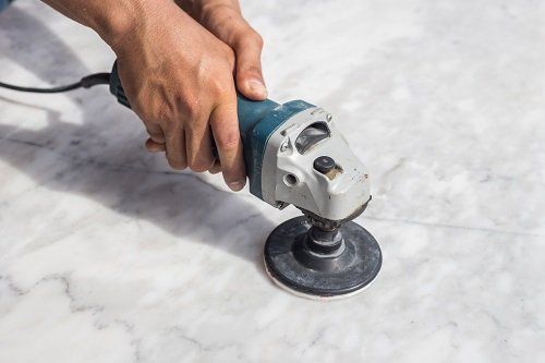 Lucidando il suolo di marmo con la macchina