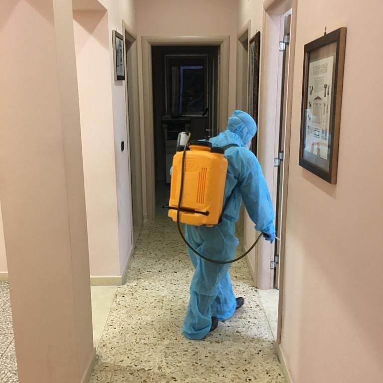 sanificazione dentro un auto