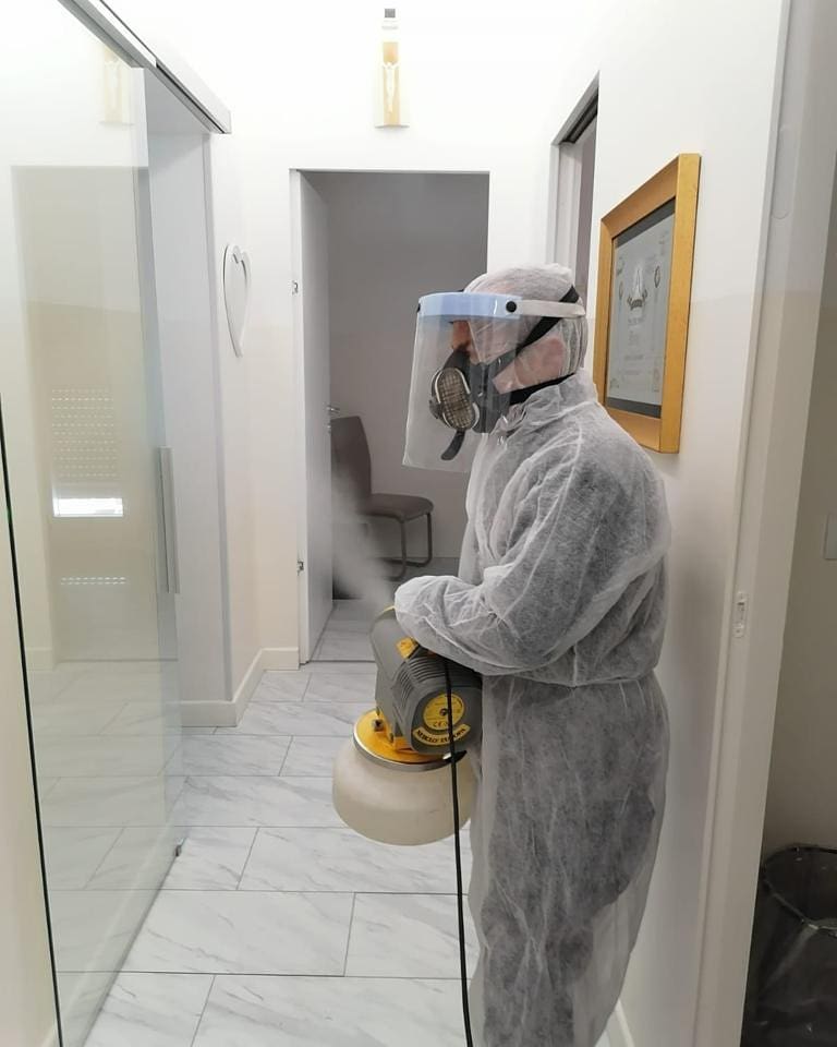 operature durante la sanificazione di un ufficio