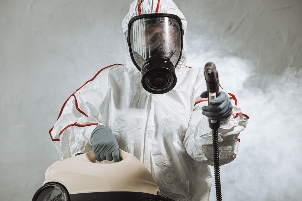 operatore durante una sanificazione con nebulizzatore