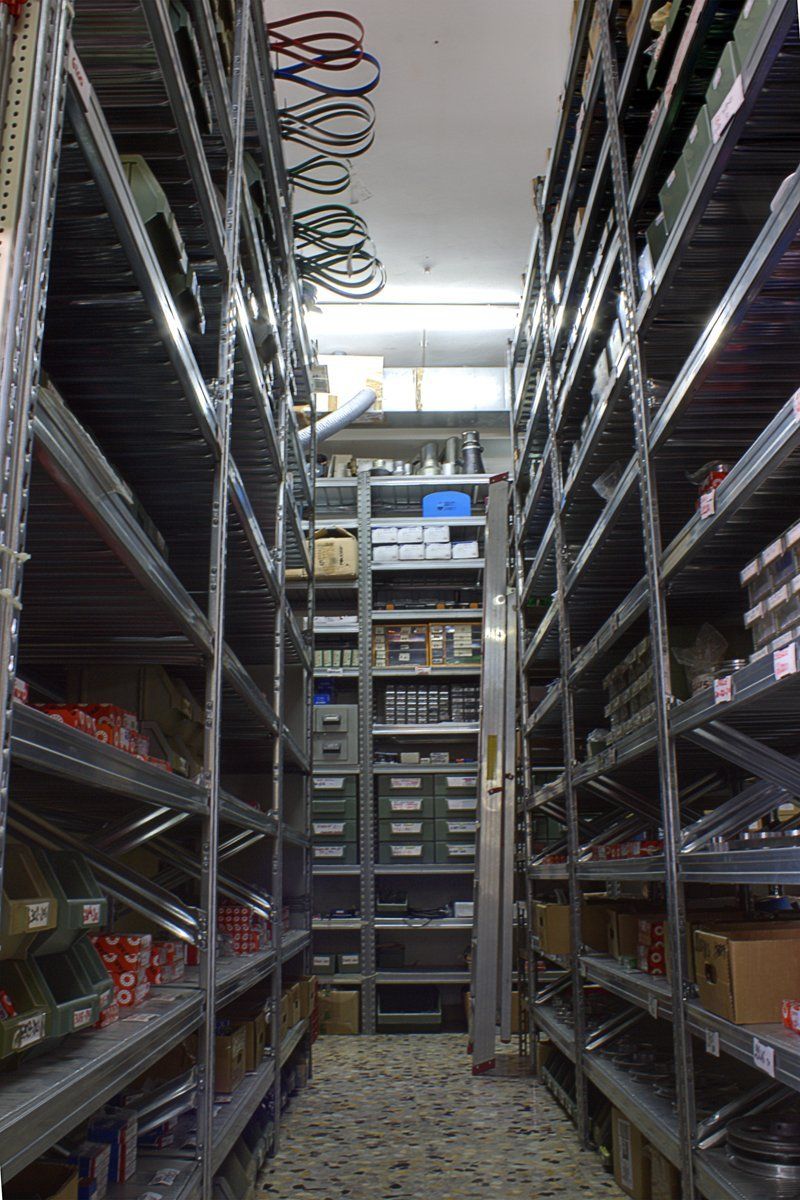 Scaffali in un magazzino
