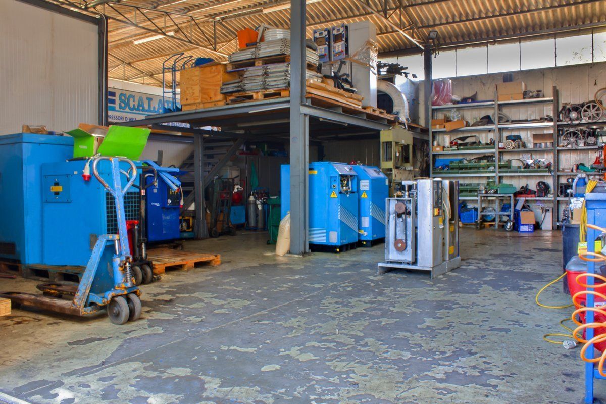Interno di un'officina meccanica